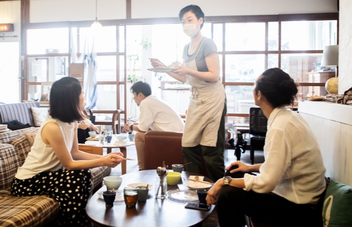 people ordering restaurant covid mask