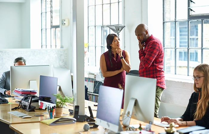 Manandwomantalkinginmodernoffice