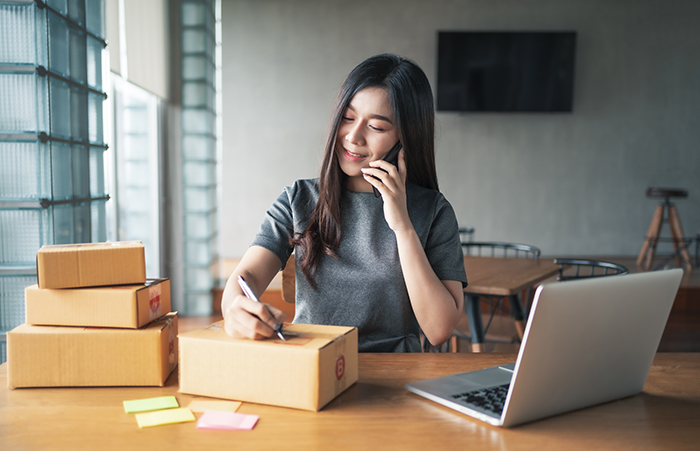 Womanworkingecommercebusiness