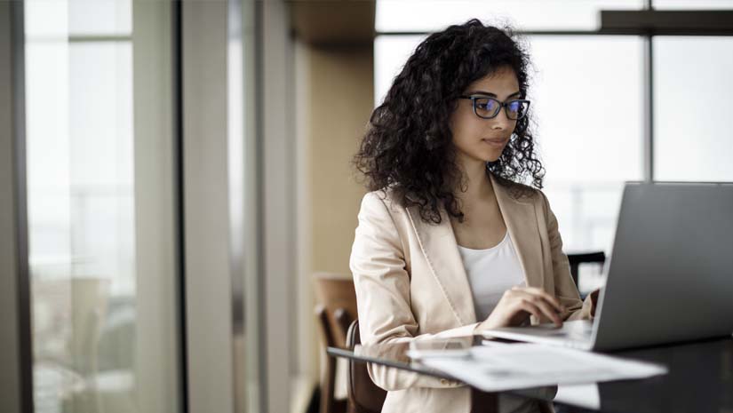 Businesswoman wokring on laptop in coffee shop
