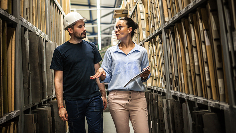 Warehouse delivery check with manager